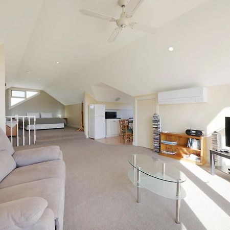 Logans Beach Apartments - The Loft Уорнъмбул Екстериор снимка